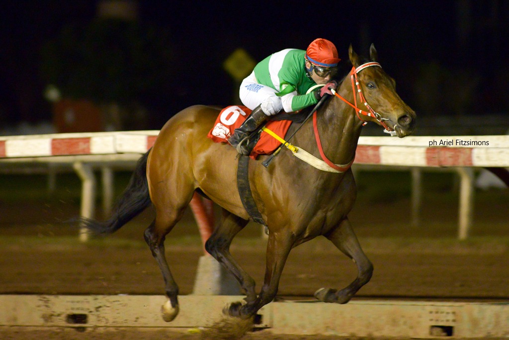 Luna Luminosa (Sidney´s Candy) se queda con Especial (1100m-Arena-LP). - Staff ElTurf.com