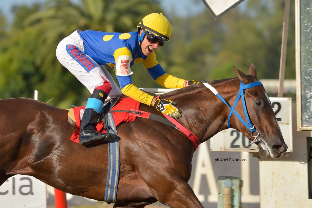 Chic Nistel impuso el ritmo y ganó por vía de galope - Jaime Casas